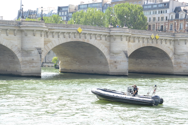 La préfecture de police sécurise les bords de Seine depuis le fleuve pour l'inauguration de Paris Plage par la maire de Paris © VD - 20 juillet 2016.