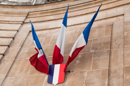 Drapeaux à l'entrée des Archives nationales de Paris © pixarno