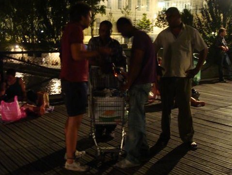 Vendeurs d'alcool sur le Pont des Arts