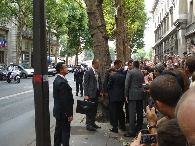 Petit bain de foule de Nicolas Sarkozy à la Préfecture de Police