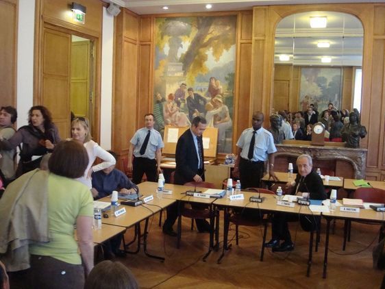 Le conseil du 5e arrondissement suspendu pendant 5 minutes.