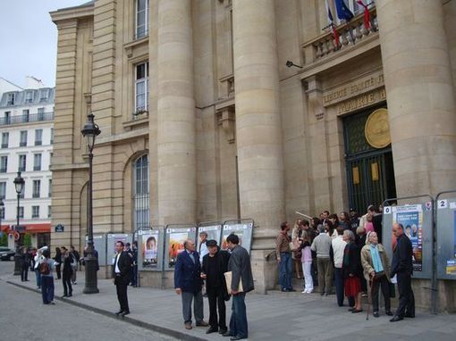 Sur les marches de la mairie : les supporters de l'UMP.