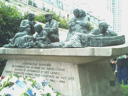 Stèle commémorative en hommage aux victimes des persécutions racistes