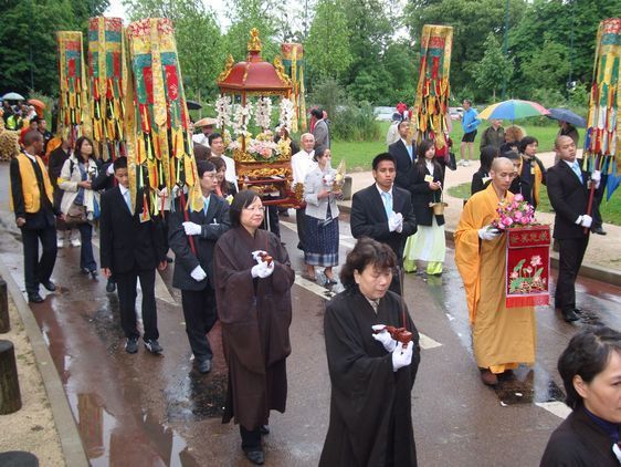 Les Reliques du Bouddha Shakyamuni accueillies en France.