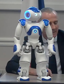 Le robot Nao fait une démonstration pendant le conseil du 15e arrondissement © capture d'écran Mairie du 15e