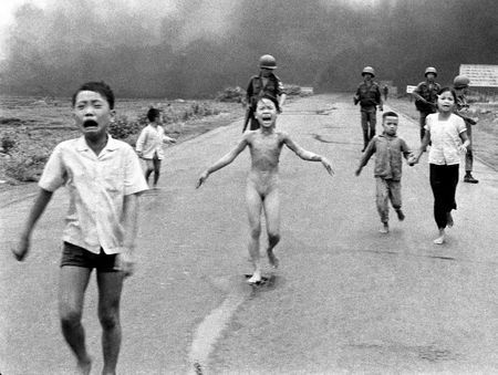 (c) Nick Ut, bombardamento al napalm, Vietnam, 1972 - Association Fonds Giov-Anna Piras