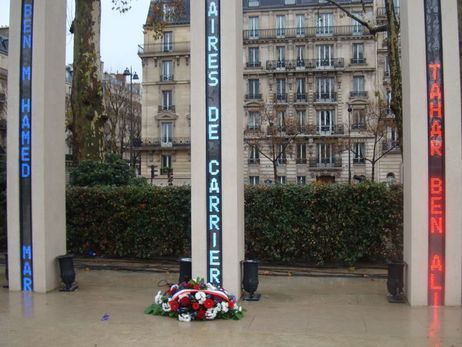 Gerbe de fleurs déposée devant le mémorial en mémoire des soldats tués en Afrique du Nord et des civils tués en Alger