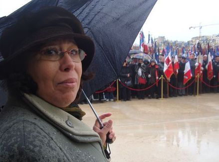 Fatima Hajmi, porte-drapeau, honore la mémoire de son oncle qui a combattu pour la France au Maroc
