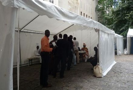 Des tentes blanches font office de bureaux de vote