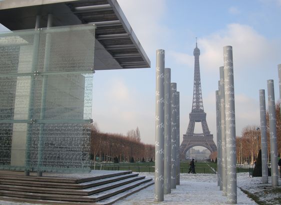 Le Mur de la Paix à Paris en 2000, première oeuvre d'une trilogie comprenant la Tour de la Paix à Saint-Pétersbourg en 2003 et Les Portes de la Paix à Hiroshima en 2005