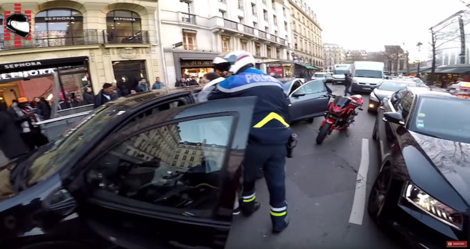 La conductrice interpellée par la police après l'alerte donnée © capture d'écran Chris-RS La conductrice interpellée par la police après l'alerte donnée © capture d'écran Chris-RS