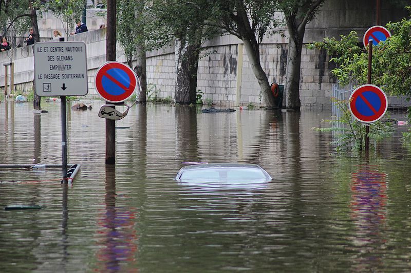 Voiture submergée sur les berges ou sur la Seine le 4 juin 2016 à Paris © Djielle CC BY-SA