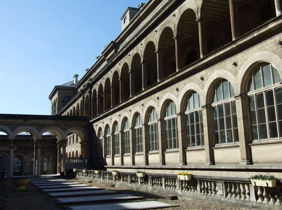 Fondé au VIIème siècle, l'Hôtel-Dieu est le plus ancien hôpital de Paris et le seul hôpital à Paris jusqu'à la Renaissance