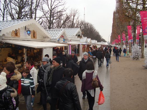 Le marché de Noël sur les Champs-Elysée le 24 décembre 2009