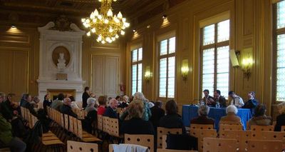 La réunion publique le 7 avril 2010 dans la salle des fêtes de la mairie