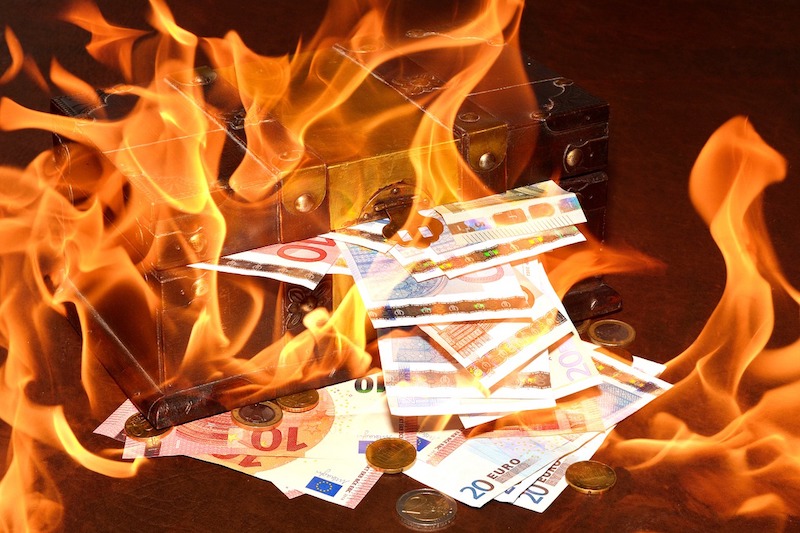 De source policière, environ 30 000 euros en petites coupures sont retrouvés dans les décombres de l'incendie dans un immeuble géré par la RIVP © DR.
