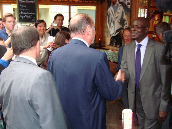 Sekou Djikin, directeur de La Rhumerie, accueille le Président Chirac