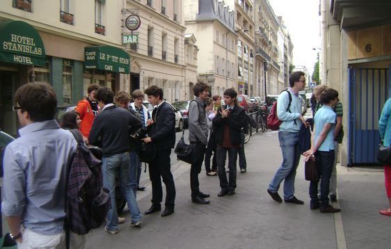 Rue du Montparnasse, devant le centre d'examens