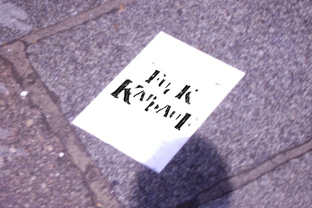 Sticker collé sur le pavé, boulevard saint Germain-des-Près