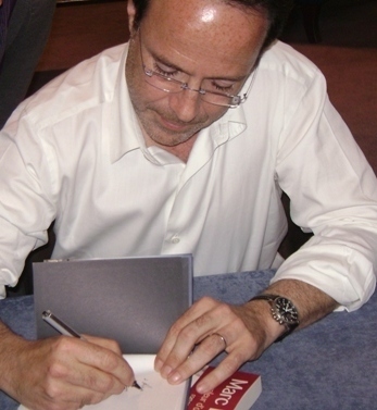 Marc Levy enchaînant les dédicaces à la mairie du 16e arrondissement le 18 juin 2010.