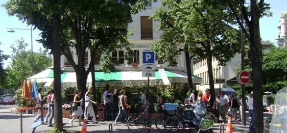 Le café Louis-Philippe entre le Quai et la rue de l'Hôtel de Ville devant la rue Pont Louis-Philippe est aujourd'hui à la mode.