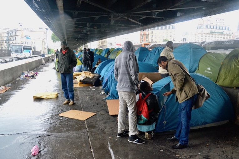 Quand la Ville de Paris demande à la justice d'ordonner l'évacuation des migrants de son domaine public 