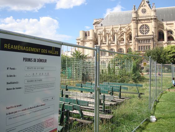 Le 2ème permis de démolir, en date du 27 juillet, est affiché le jour même tout autour du jardin des Halles