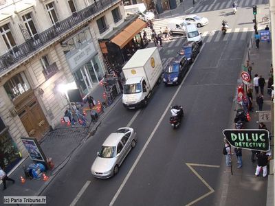 La rue du Louvre reste libre d'accès pendant le tournage