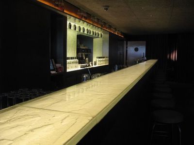 Un bar aux longues dimensions imaginés par Philippe Stark