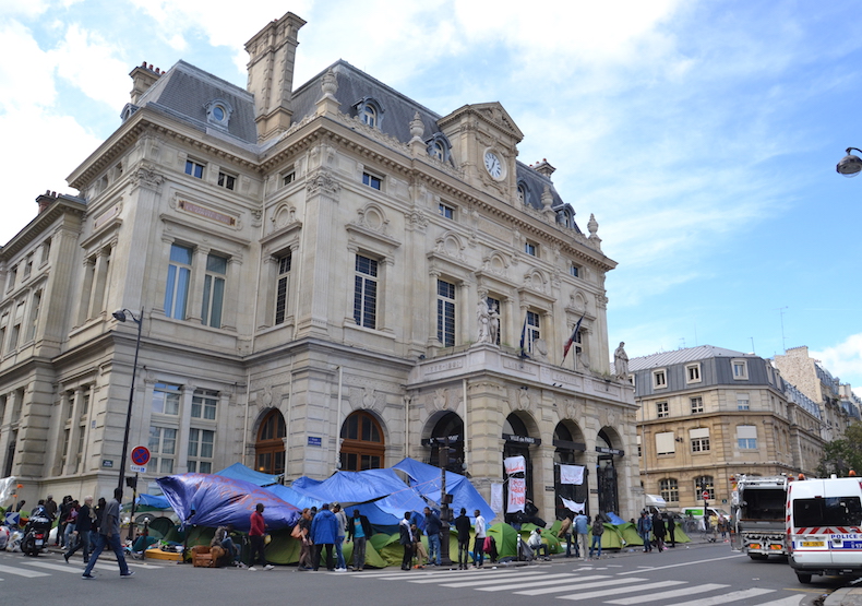 Tentes de migrants installées devant la mairie du 18e arrondissement le 15 septembre 2015 © VD / PT