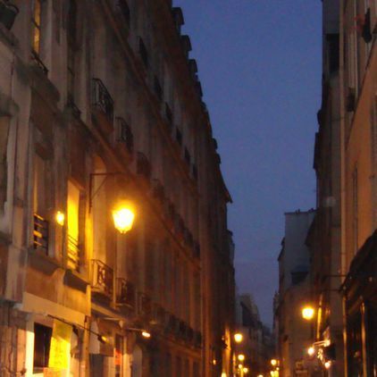 Une petite rue dans le 1er arrondissement de Paris