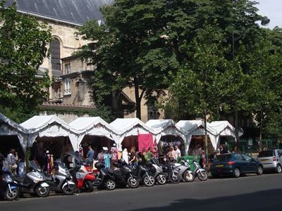 Les cabanes du boulevard Saint-Germain pendant l'été