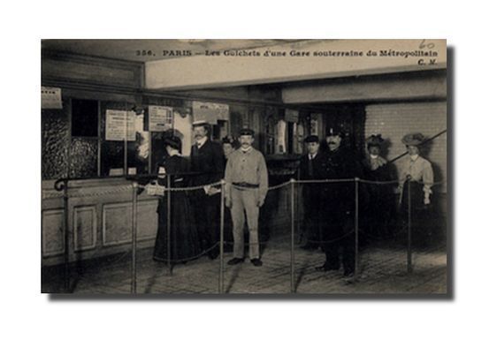 (c) Grégoire Thonnat : Carte postale des années 1900 représentant le guichet d’une des premières gares souterraines du métro