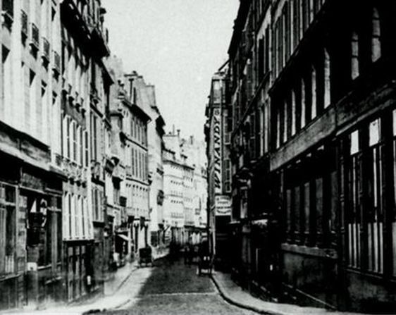 (c) Editions de Lodi - La rue du Sentier est née de la réunion de deux voies : la rue du Gros-Chenet et la rue du Sentier.