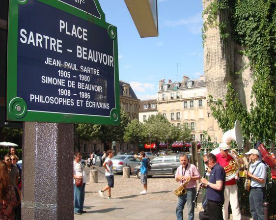 La place Sartre-Beauvoir à Saint-Germain-des-Prés