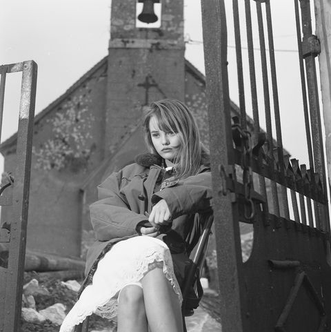 (c) Photo inédite de Pierre Terrasson : Vanessa Paradis à la chapelle d'Houllefort à Colembert près de Boulogne-sur-mer (1988)