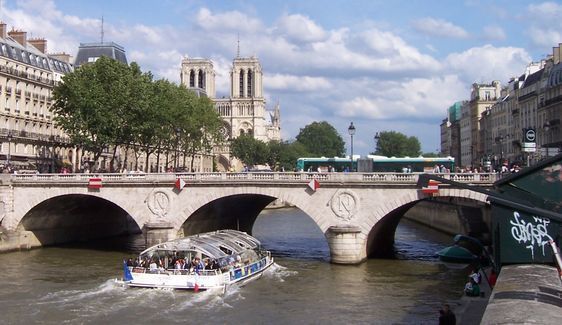 Le Pont Saint-Michel à Paris relie la rive gauche à l'île de la Cité Le Pont Saint-Michel à Paris relie la rive gauche à l'île de la Cité