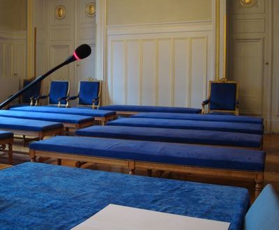 Bancs et fauteuils pour le public assistant au conseil d'arrondissement