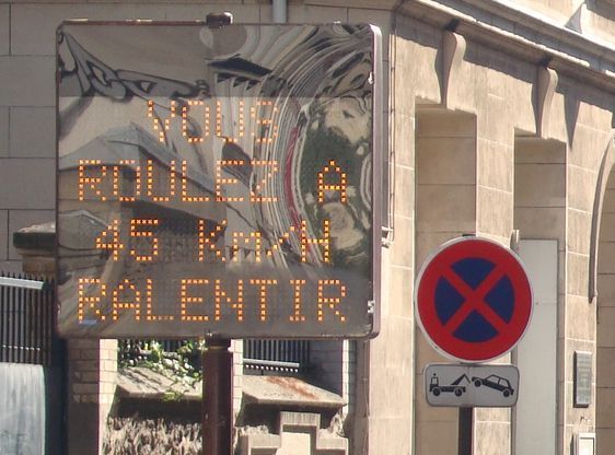 Panneau d'indicateur de vitesse à Paris.
