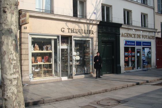 Commerce situé place Saint-Sulpice.