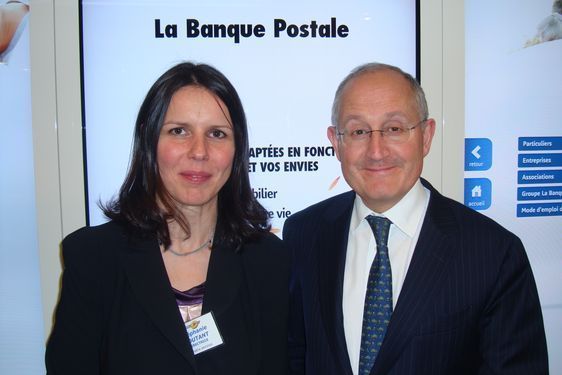 Stéphanie Coutant, Directrice du bureau de poste Paris Cherche Midi, et Philippe Wahl, Président du Directoire de La Banque Postale.