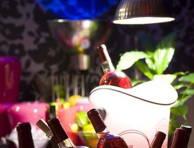 (c) Association Service en tête - Opération Femmes en fête le 6 mars 2009.