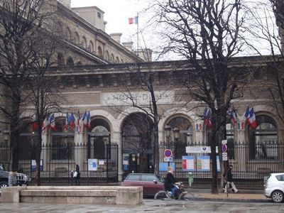L'Hôtel-Dieu sur la place du Parvis de Notre-Dame de Paris.