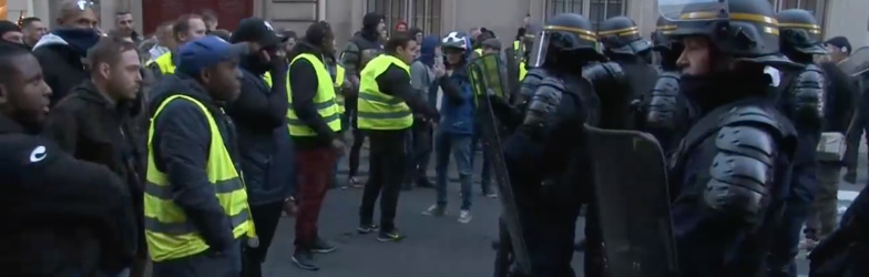 Face à face Gilets jaunes et policiers à deux pas de l'Elysée © DR. Face à face Gilets jaunes et policiers à deux pas de l'Elysée © DR.