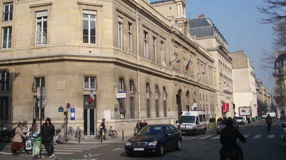 Le commissariat du 6e arrondissement de Paris, rue Bonaparte, dans les locaux de la mairie du 6e arrondissement de Paris.