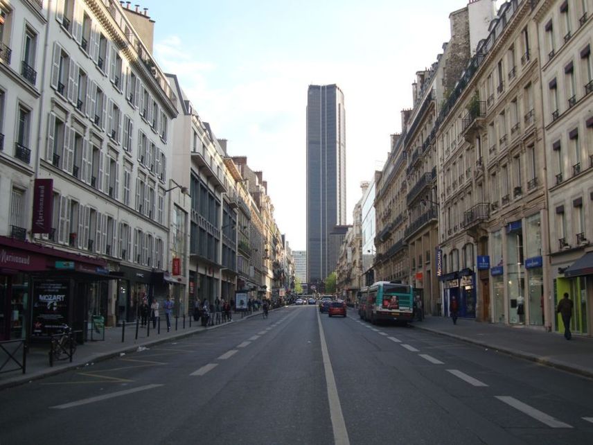 La rue de Rennes : 22 mètres de largeur sur une longueur de 1195 mètres, de la place du Québec à la place du 18 juin 1940.