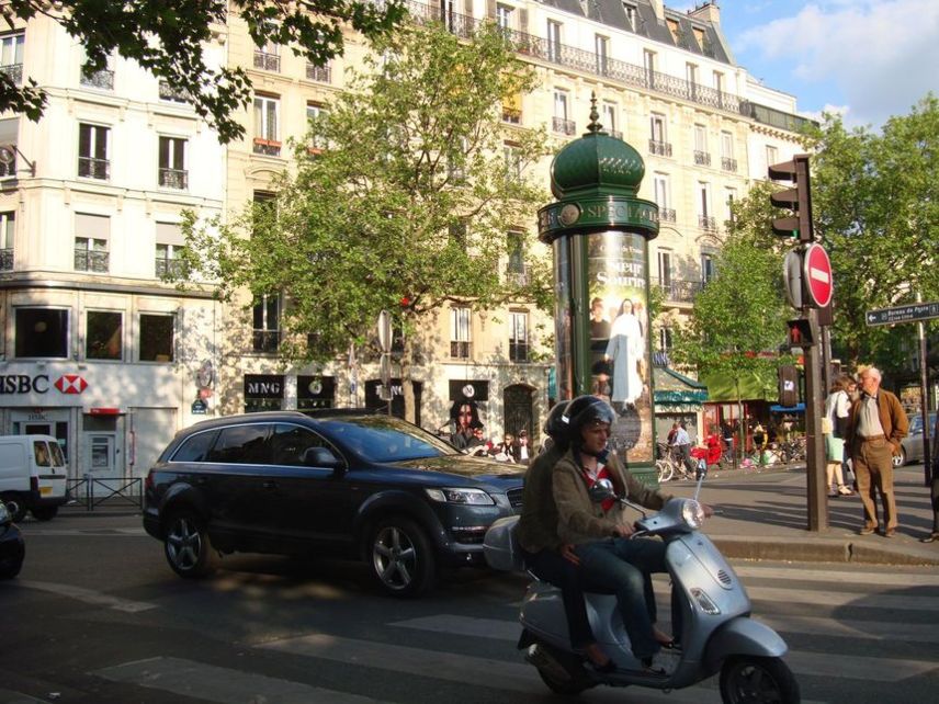 La partie basse de la rue de Rennes débute au carrefour Vaugirard Notre-Dame-des-Champs et se termine à la place du 18 juin 1940, ex-place de la rue de Rennes jusqu'en 1880.