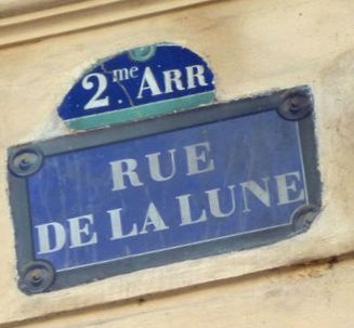 Rue de la lune dans le 2e arrondissement de Paris.