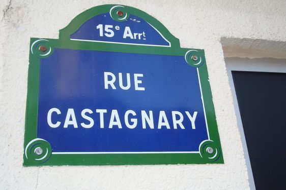 La rue Castagnary baptisée en 1896 du nom de Jules-Antoine Castagnary, journaliste et critique d’art, défenseur de Gustave Courbet.