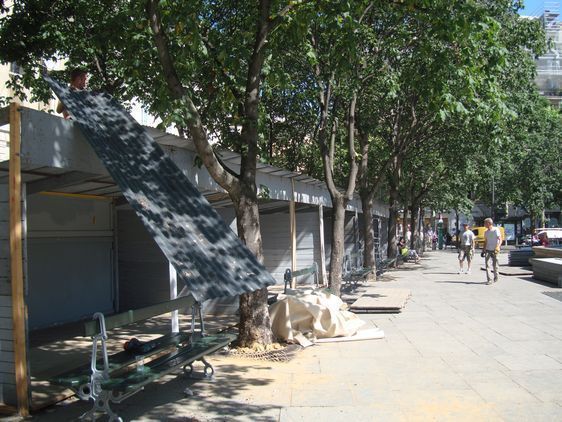 Démontage des cabanes du village Saint Germain en juillet 2010, identiques à celle de la Foire de Chatou (92).